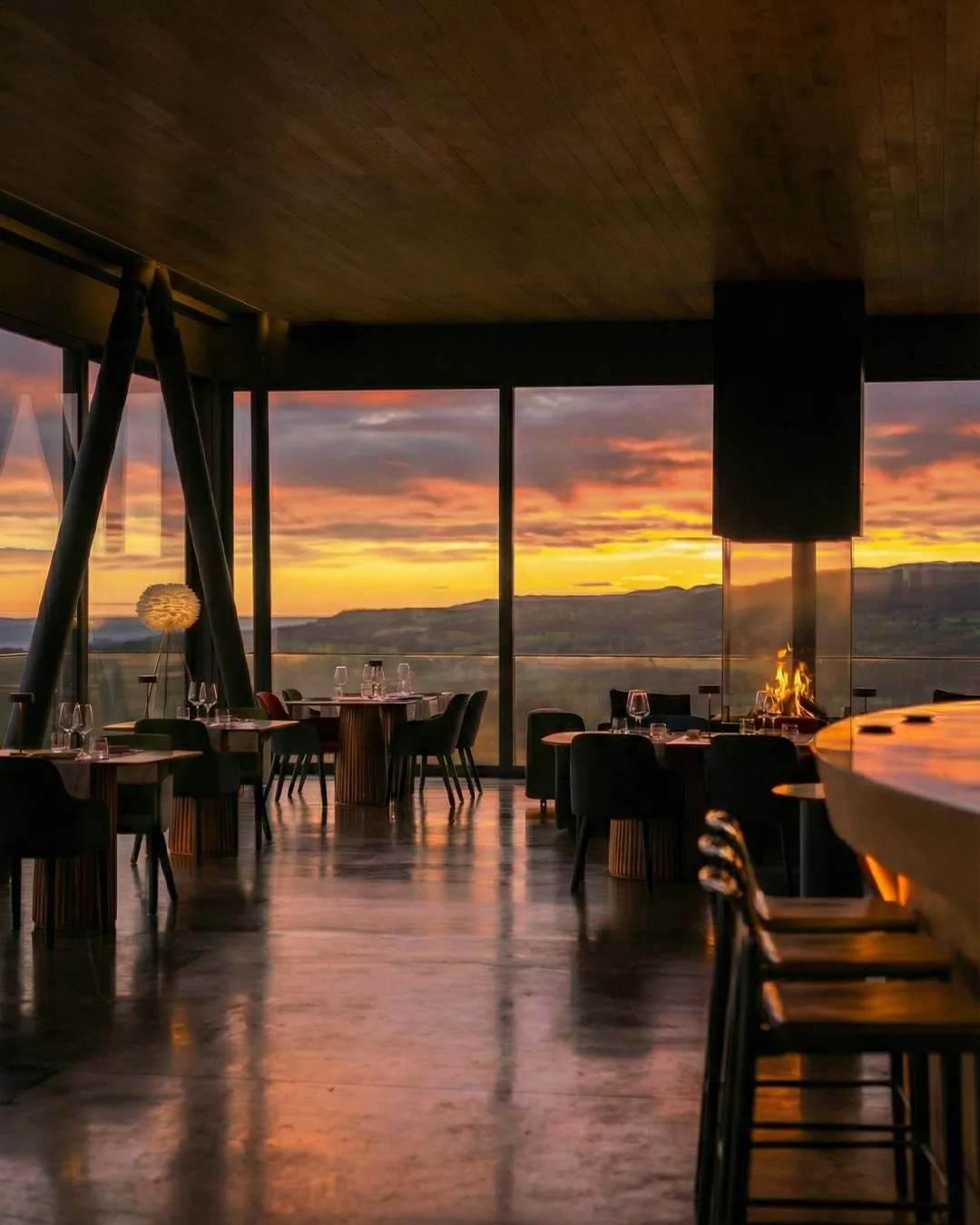 V'Asbos Kitchen'da gün batımında şömineli salon, Assos